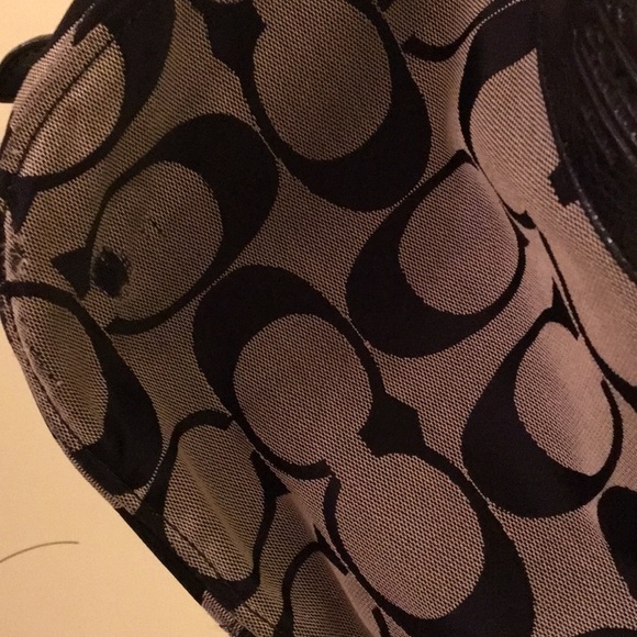 Signature black and white coach. - Picture 6 of 6